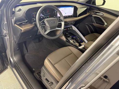 Used 2025 Audi Q5 Premium w/ Convenience Package image 10