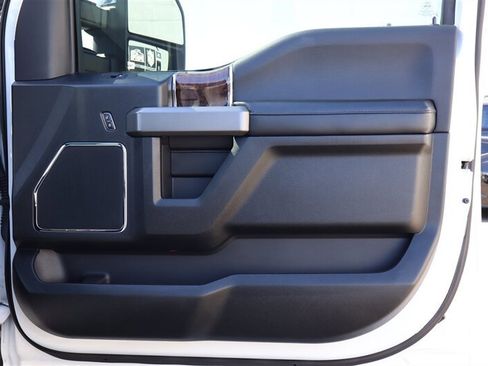 Used 2015 Ford F150 Platinum w/ Max Trailer Tow Package image 28