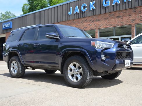 Used 2021 Toyota 4Runner SR5 Premium w/ Moonroof Package AWD/4WD image 26