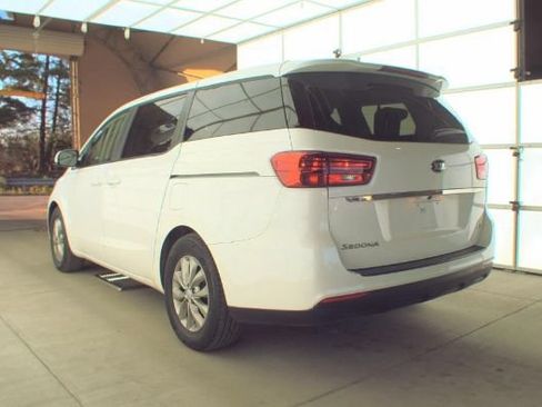 Used 2021 Kia Sedona LX FWD image 3