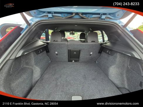 Used 2024 Volvo XC40 B5 Core AWD/4WD image 7