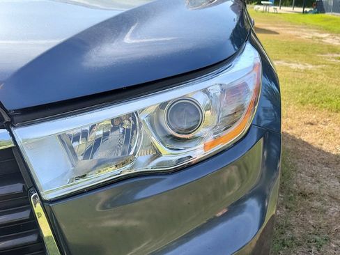 Used 2015 Toyota Highlander LE FWD image 2