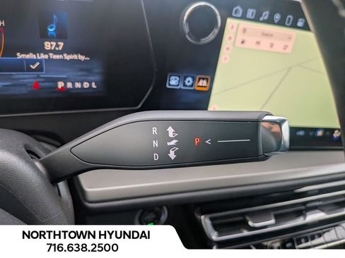 Used 2025 Chevrolet Traverse LT image 20