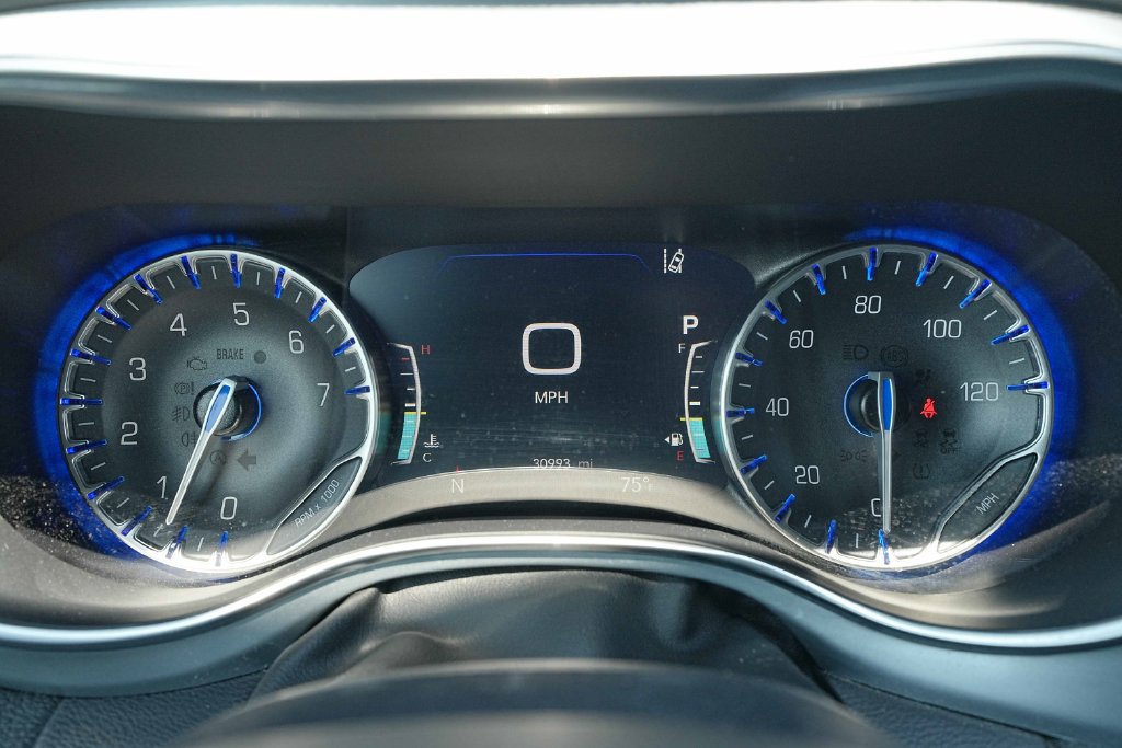Used 2025 Chrysler Pacifica Limited FWD image 36