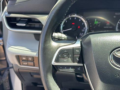 Used 2023 Toyota Highlander LE FWD image 18