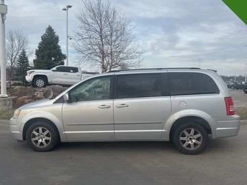 Used 2010 Chrysler Town & Country Touring image 7