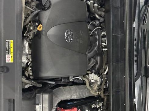 Used 2021 Toyota Highlander XLE AWD/4WD image 36