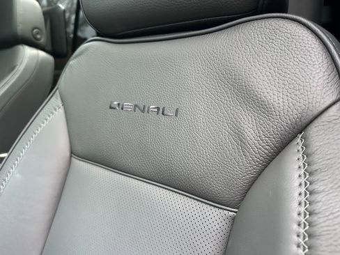 Used 2025 GMC Yukon Denali w/ Denali Reserve Package image 14