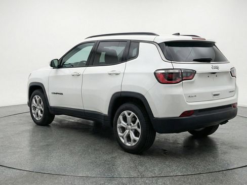 Used 2025 Jeep Compass Latitude AWD/4WD image 6