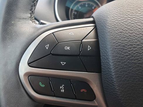 Used 2019 Jeep Cherokee Latitude Plus w/ Cold Weather Group AWD/4WD image 26