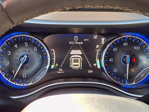 Used 2023 Chrysler Pacifica Touring image 10