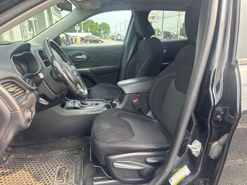 Used 2020 Jeep Cherokee Latitude w/ Cold Weather Group FWD image 2