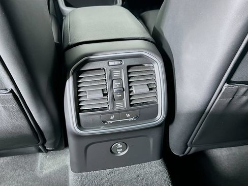 Certified 2026 Porsche Macan AWD/4WD image 27