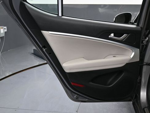 Used 2023 Genesis G70 2.0T image 38