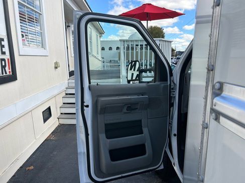 Used 2022 Ford E-350 and Econoline 350 Super Duty image 8