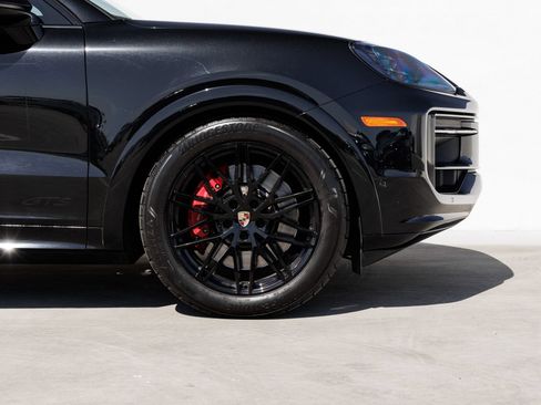 Certified 2025 Porsche Cayenne GTS AWD/4WD image 11