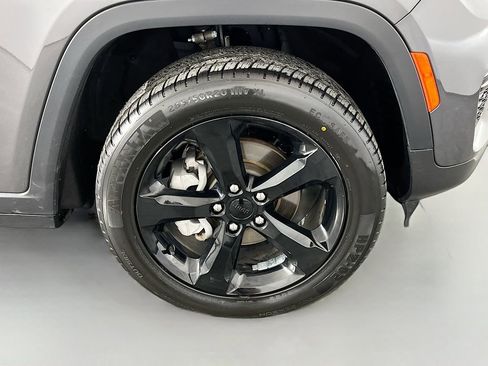 Used 2023 Jeep Grand Cherokee Limited AWD/4WD image 37