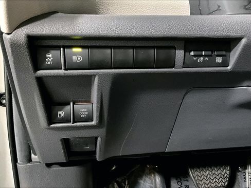 Used 2024 Toyota Sienna XLE FWD image 35