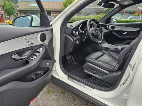 Used 2019 Mercedes-Benz GLC 300 4MATIC image 22