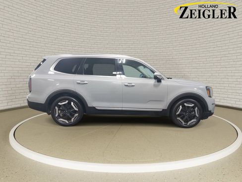 Used 2023 Kia Telluride AWD image 4