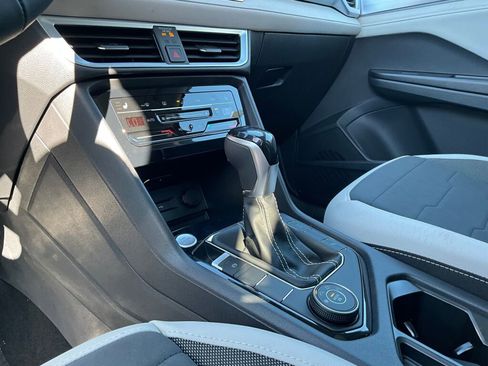 New 2025 Volkswagen Taos SE image 15