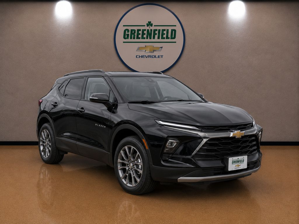 Used 2025 Chevrolet Trax LT FWD image 1