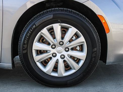 Used 2021 Chrysler Voyager L FWD image 11