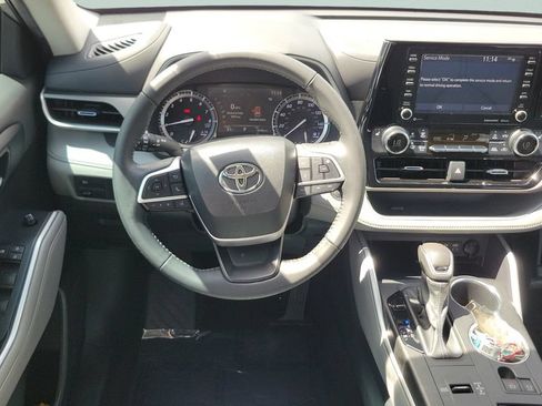 Used 2022 Toyota Highlander XLE FWD image 14