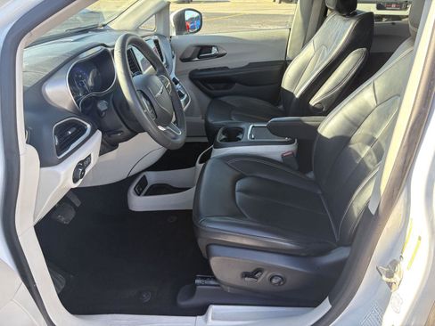 Used 2023 Chrysler Pacifica Touring-L image 4