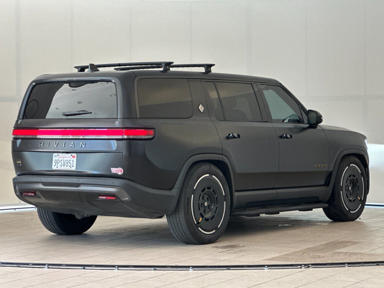 Used 2025 Rivian R1S Premium Dual AWD/4WD image 6