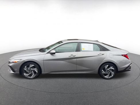 Used 2025 Hyundai Elantra Limited image 9