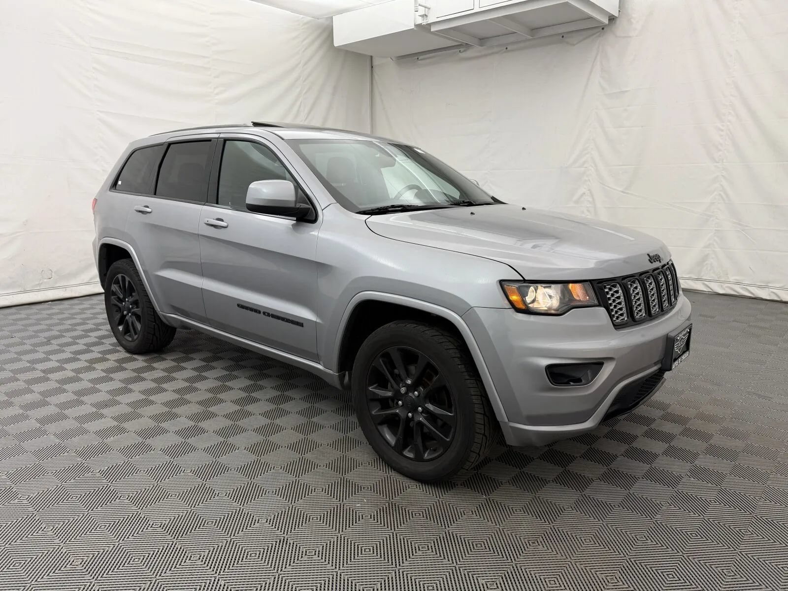 Used 2018 Jeep Grand Cherokee Altitude AWD/4WD image 4