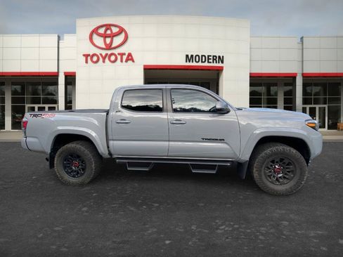 Used 2021 Toyota Tacoma TRD Sport w/ TRD Premium Sport Package AWD/4WD image 10