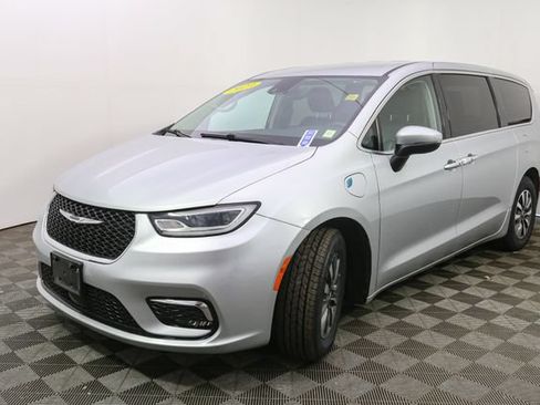 Used 2023 Chrysler Pacifica Touring-L FWD image 5
