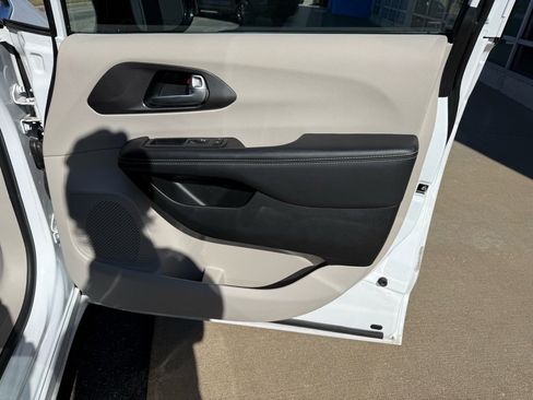 Used 2024 Chrysler Pacifica Touring-L image 41