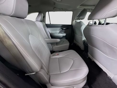 Used 2023 Toyota Highlander XLE AWD/4WD image 28