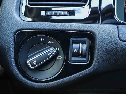 Used 2019 Volkswagen Golf R 4-Door image 23