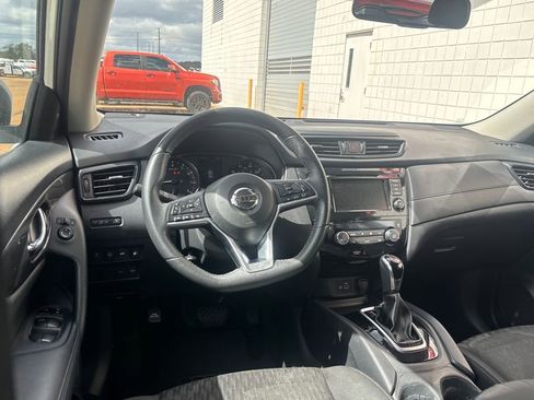 Used 2019 Nissan Rogue SV image 4