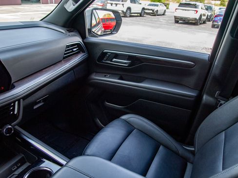 Used 2025 Chevrolet Suburban Z71 image 14