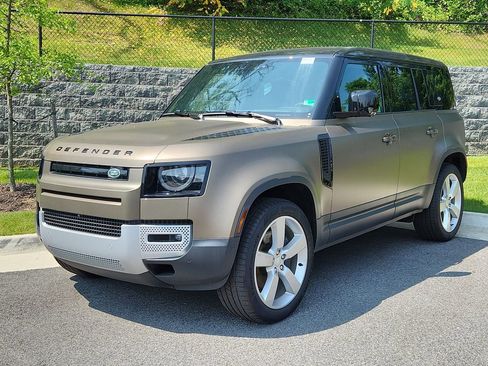 New 2024 Land Rover Defender 110 SE image 1