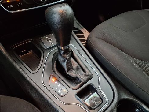 Used 2019 Jeep Cherokee Latitude w/ Popular Appearance Group FWD image 10