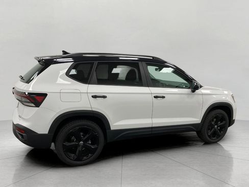 New 2026 Volkswagen Taos SE image 2