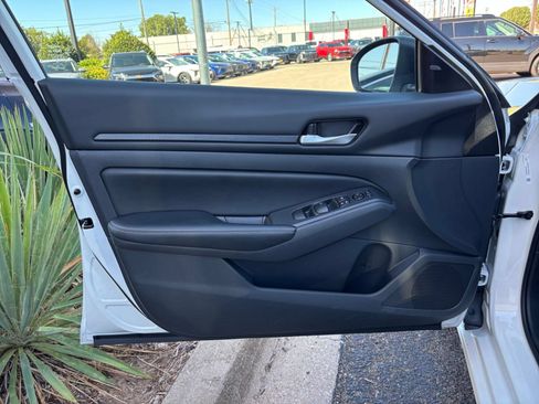 Used 2025 Nissan Altima 2.5 SV FWD image 18
