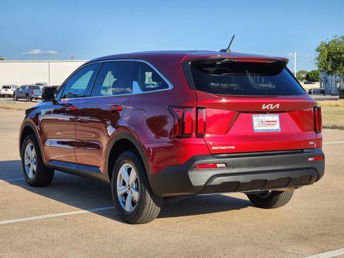 Used 2023 Kia Sorento LX AWD/4WD image 4