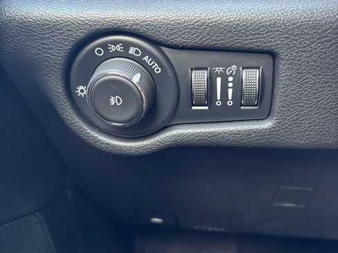 Used 2025 Chrysler Pacifica Limited FWD image 24