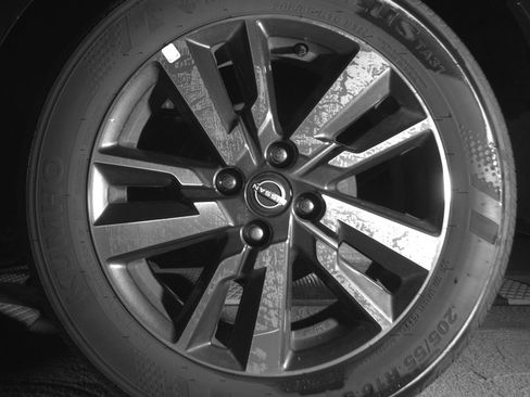 Used 2025 Nissan Versa SV image 14