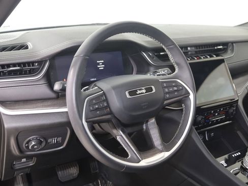 Used 2024 Jeep Grand Cherokee Limited w/ Luxury Tech Group II image 6