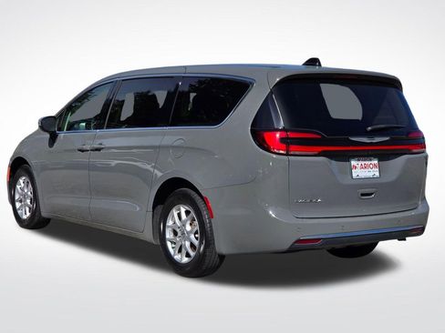 Used 2023 Chrysler Pacifica Touring-L FWD image 19