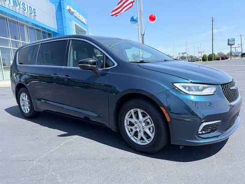 Used 2025 Chrysler Pacifica Select FWD image 2