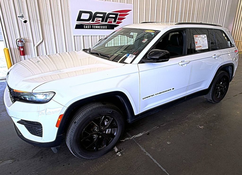 Used 2025 Jeep Grand Cherokee Altitude AWD/4WD image 1